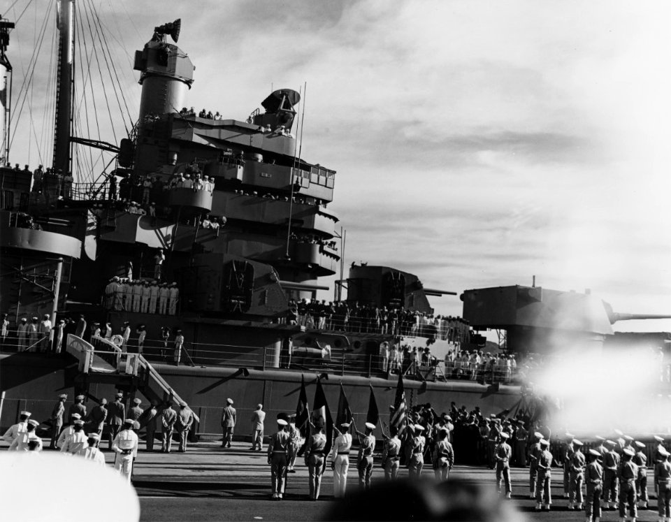 Eisenhower disembarks from the USS Helena (96897) (1)