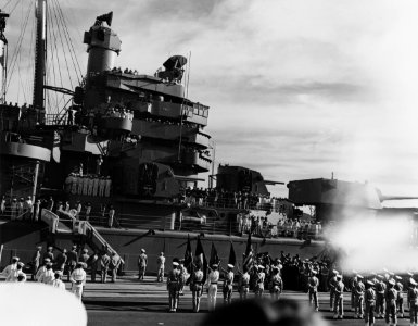 Eisenhower disembarks from the USS Helena (96897) (1)