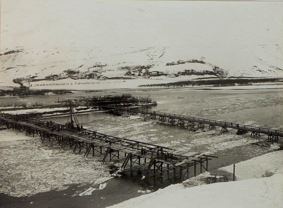 Eisstoss im Dnjester in Grodek, die Brücken wurden durch Eis weggerissen. (BildID 15448303)