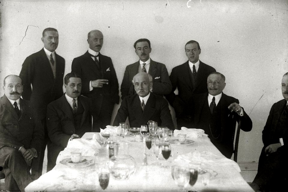 El alcalde de San Sebastián, Carlos de Uhagón, con un grupo de hombres (1 de 2) - Fondo Car-Kutxa Fototeka