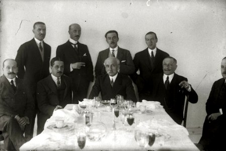 El alcalde de San Sebastián, Carlos de Uhagón, con un grupo de hombres (1 de 2) - Fondo Car-Kutxa Fototeka