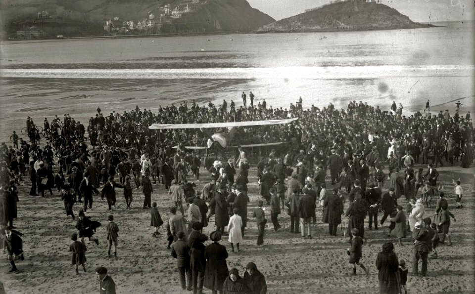 El aviador frances Jean Bouyersin aterrizó en la playa de la Concha a consecuencia de una avería (2 de 2) - Fondo Car-Kutxa Fototeka