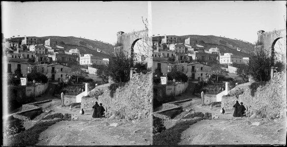 El barri del Coll de Barcelona amb algunes persones en primer terme