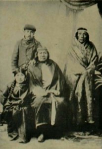 El cacique J. M. Mulato con su Familia - Los Shelknam (page 194 crop)