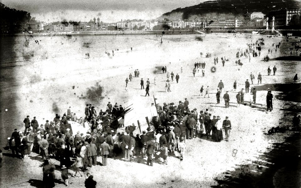 El avion 'Farman', tripulado por el frances Jean Bouyersin, en la playa de la Concha a consecuencia de una avería (2 de 2) - Fondo Car-Kutxa Fototeka