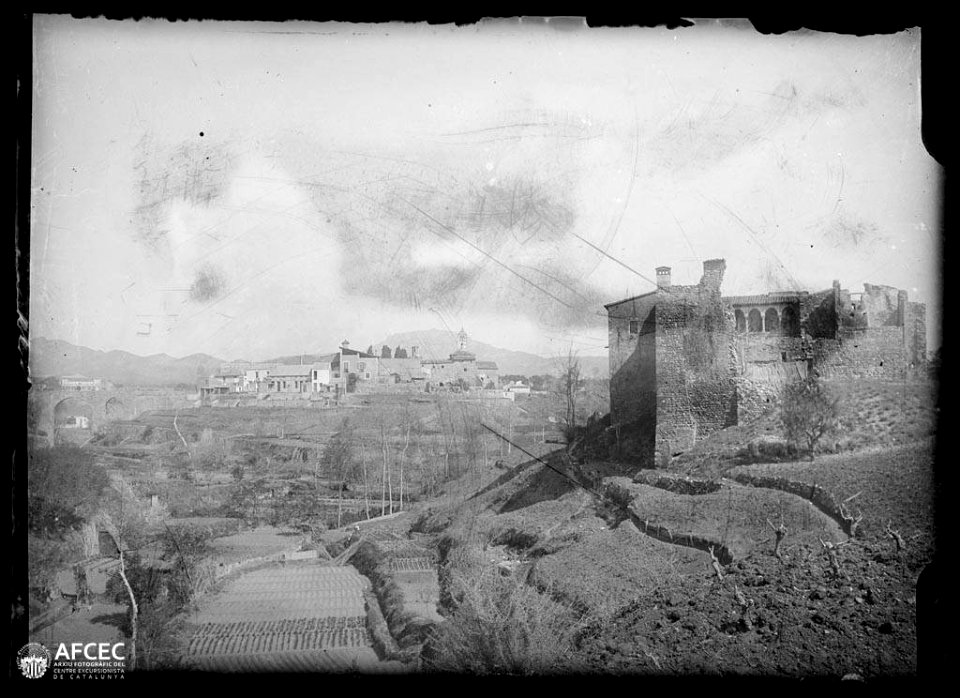 El castell cartoixa de Vallparadís en primer terme, al fons el barri amb l'església