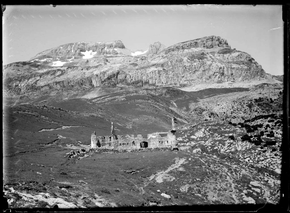 El Bisaurín i les ruïnes de la caserna de carrabiners de Lizara