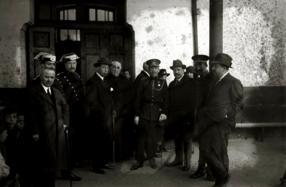 El alcalde de San Sebastián, Maríano Zuaznavar, con un grupo de hombres, algunos de ellos militares, en el interior de un edificio (1 de 1) - Fondo Car-Kutxa Fototeka
