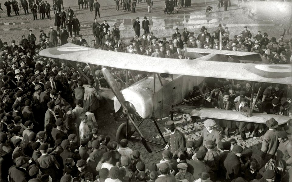 El aviador frances Jean Bouyersin aterrizó en la playa de la Concha a consecuencia de una avería (1 de 2) - Fondo Car-Kutxa Fototeka