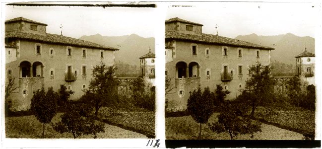 El Cavaller de Vidrà amb el seu hort i les muntanyes de fons