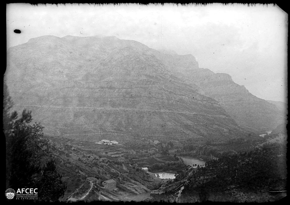 El balneari de La Puda de Montserrat als peus de la muntanya