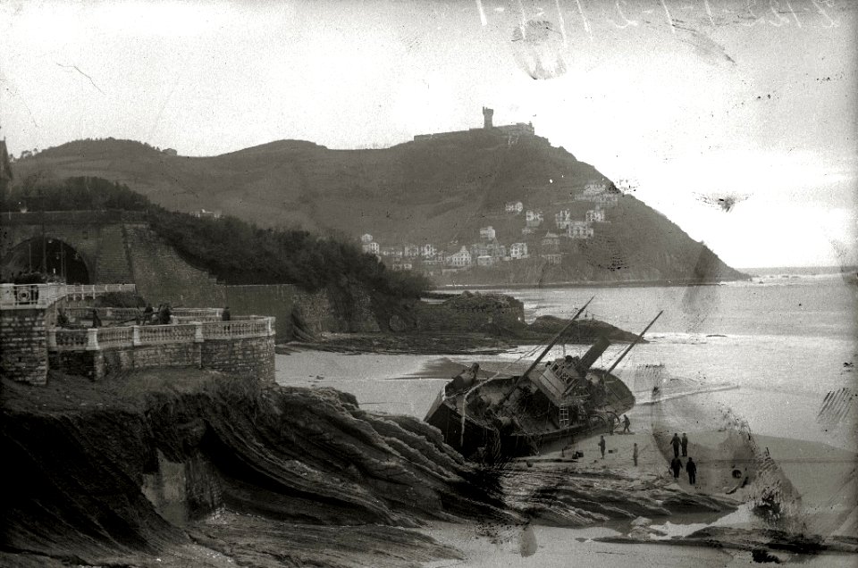 El barco 'Mamelena 3' embarrancado en la playa de la Concha (3 de 3) - Fondo Car-Kutxa Fototeka