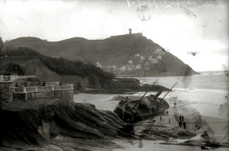 El barco 'Mamelena 3' embarrancado en la playa de la Concha (3 de 3) - Fondo Car-Kutxa Fototeka