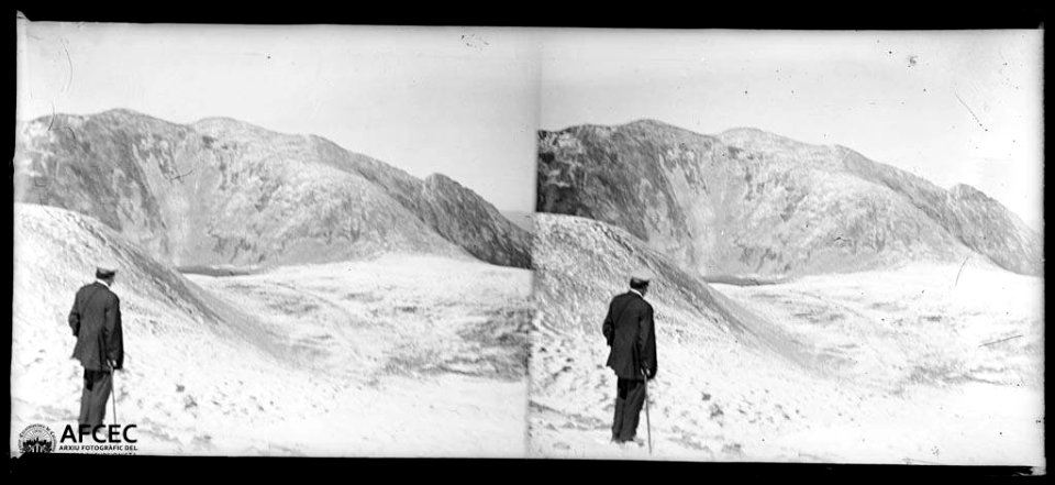 El Bassibés o Bacivers des d'una cresta del Bastiments amb un home en primer terme