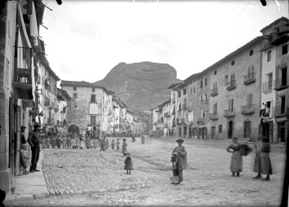 El carrer de Barranco de Graus amb molta gent i la Penya del Morral al fons