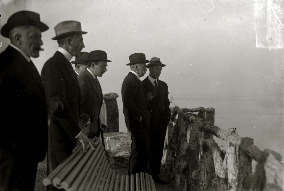 El alcalde de San Sebastián, Carlos de Uhagón, con un grupo de hombres (2 de 2) - Fondo Car-Kutxa Fototeka