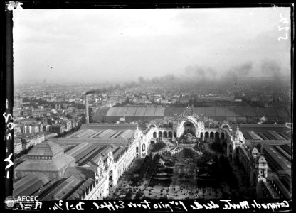 El Camp de Mart i la ciutat, vista des del primer pis de la Torre Eiffel