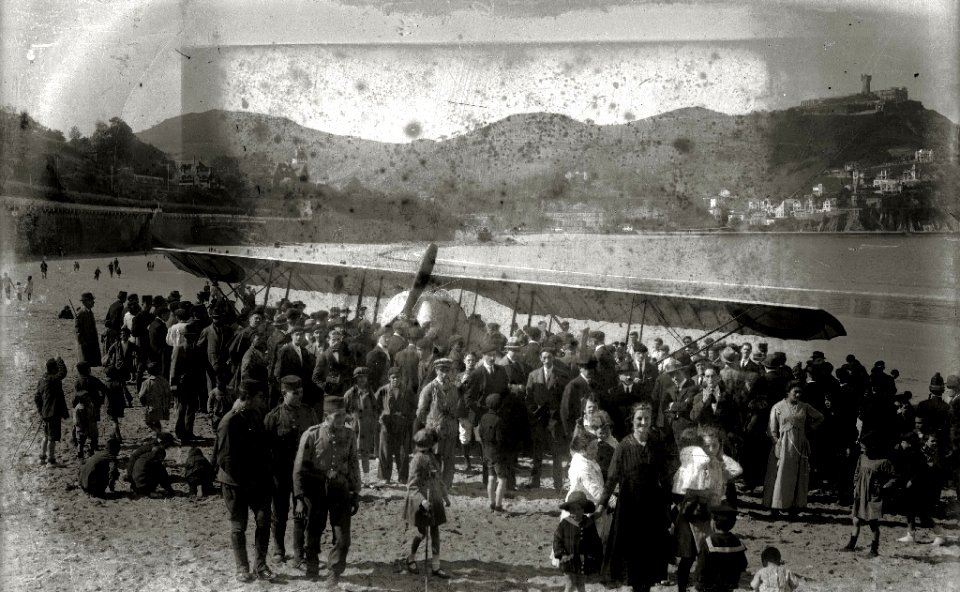 El avion 'Farman', tripulado por el frances Jean Bouyersin, en la playa de la Concha a consecuencia de una avería (1 de 2) - Fondo Car-Kutxa Fototeka