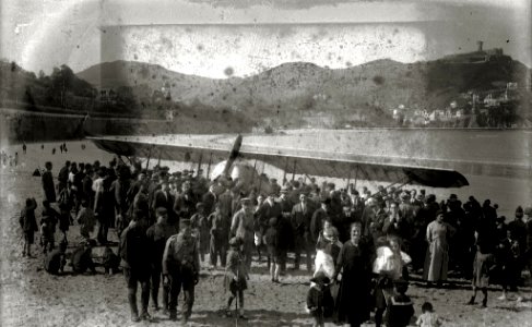 El avion 'Farman', tripulado por el frances Jean Bouyersin, en la playa de la Concha a consecuencia de una avería (1 de 2) - Fondo Car-Kutxa Fototeka