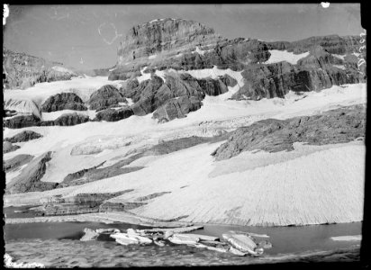 El Cilindre de Marboré des de la cabana de Tuca Roya amb un estany i una glacera en primer terme