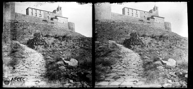 El Castellvell de Solsona amb el camí de pujada en primer terme