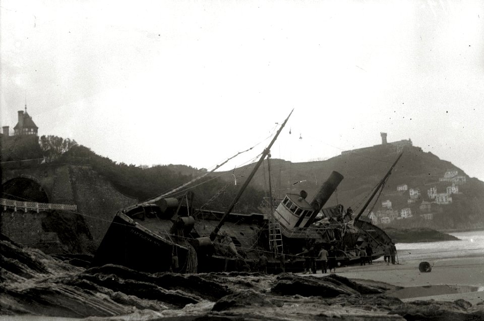 El barco 'Mamelena 3' embarrancado en la playa de la Concha (1 de 3) - Fondo Car-Kutxa Fototeka