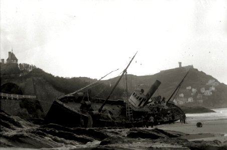 El barco 'Mamelena 3' embarrancado en la playa de la Concha (1 de 3) - Fondo Car-Kutxa Fototeka