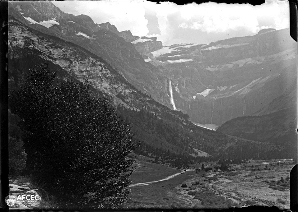 El circ de Gavarnia amb una cascada i muntanyes nevades al fons
