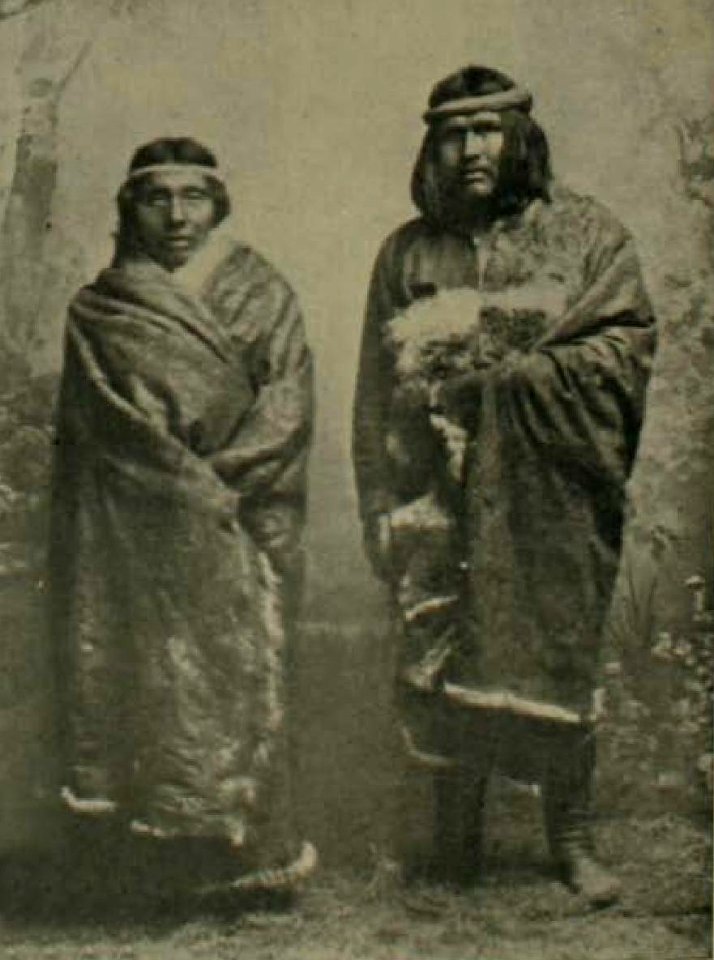 El cacique J. M. Mulato con su lenguraz teuelche - Los Shelknam (page 194 crop)