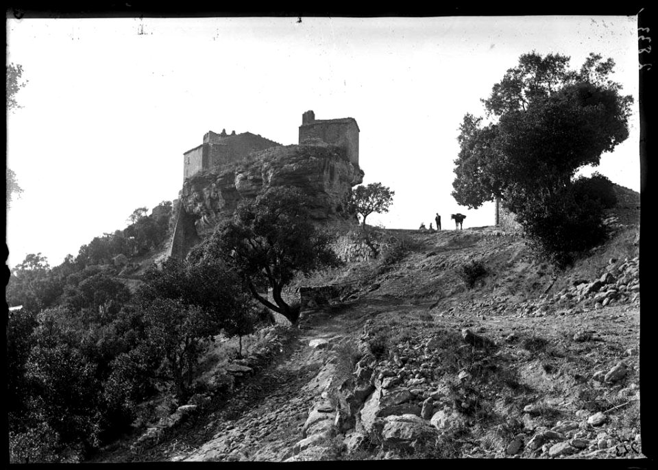 El castell de Castellcir voltat amb un home i un cavall al costat (AFCEC VINTRO D 2833)