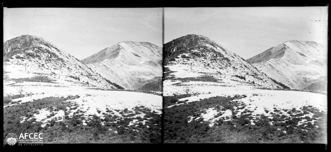 El coll de la Geganta i alguns cims empolsinats de neu del Pirineu del Ripollès