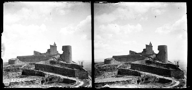 El Castellvell de Solsona amb una torre en ruïnes i al fons el santuari de la Mare de Déu del Remei