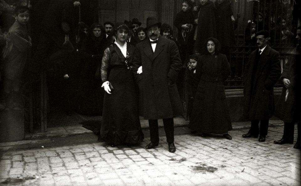 El director del Orfeón Donostiarra Secundino Esnaola y Eulalia Iturrizaga a la salida de la basílica del Santo Cristo de Lezo (1 de 1) - Fondo Car-Kutxa Fototeka
