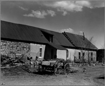 El Cerrito, San Miguel County, New Mexico. Buildings are of many different shapes and sizes. Notic . . . - NARA - 521151