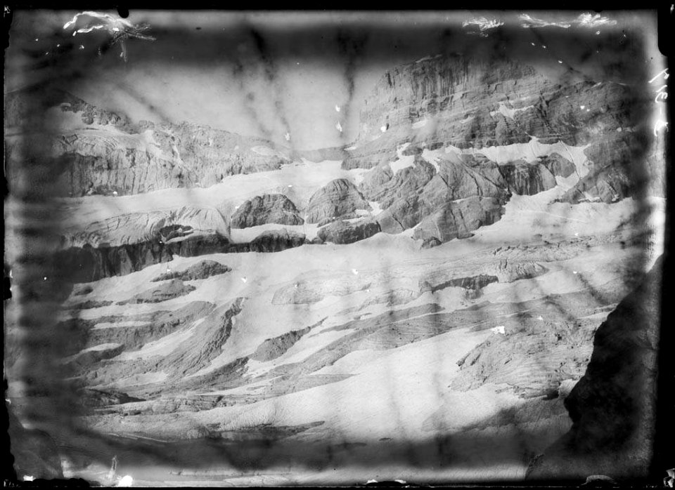 El Cilindro de Marboré nevat des de la cabana de Tuca Roya
