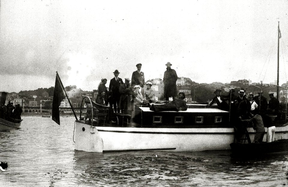 El Conde de Romanones junto a otras personas en una embarcación en la bahía de la Concha (1 de 1) - Fondo Car-Kutxa Fototeka