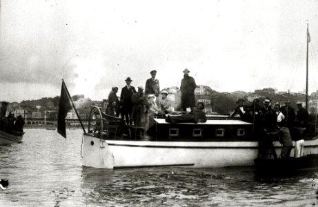 El Conde de Romanones junto a otras personas en una embarcación en la bahía de la Concha (1 de 1) - Fondo Car-Kutxa Fototeka