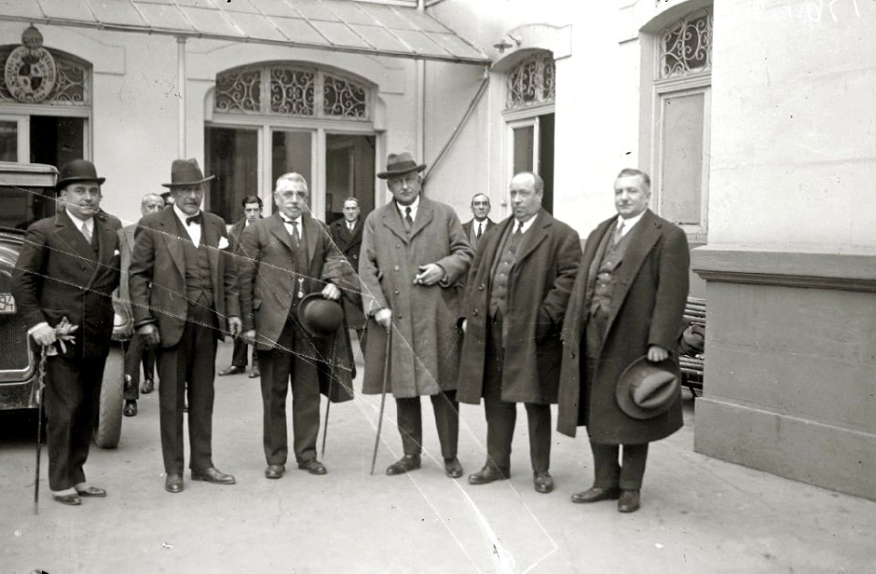 El general Miguel Primo de Rivera con un grupo de hombres en el exterior de un edificio (1 de 1) - Fondo Car-Kutxa Fototeka