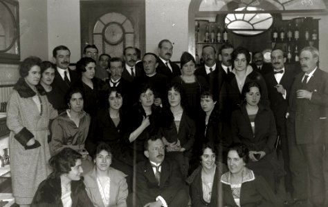 El compositor Secundino Esnaola junto a un grupo de personas (1 de 1) - Fondo Car-Kutxa Fototeka