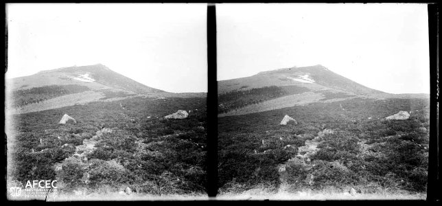 El cim del puig Neulós des del roc dels Tres Termes