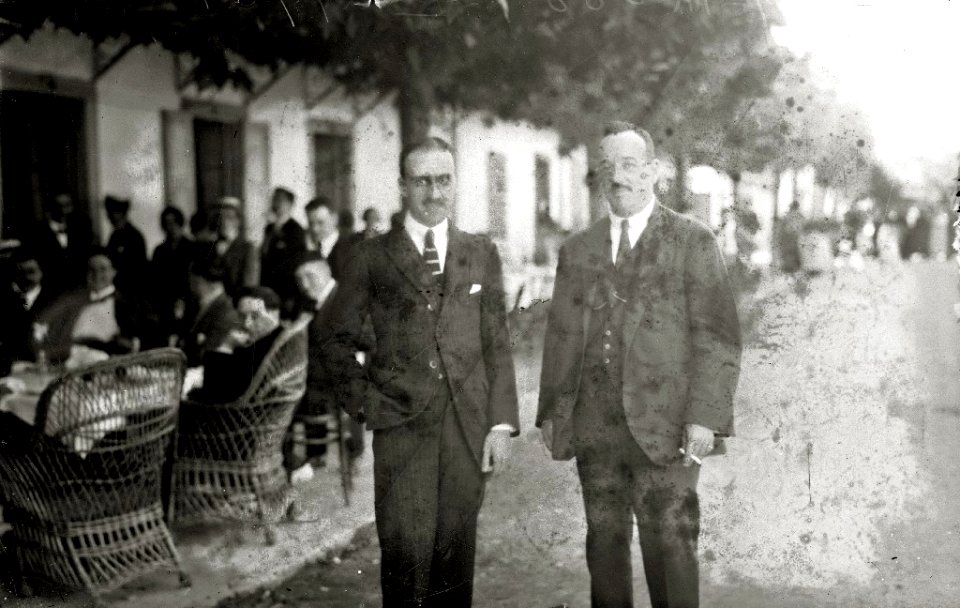 El director del conservatorio de música, Ramón Usandizaga, junto al compositor Secundino Esnaola, en la 'Marina' de Hondarribia (1 de 1) - Fondo Car-Kutxa Fototeka