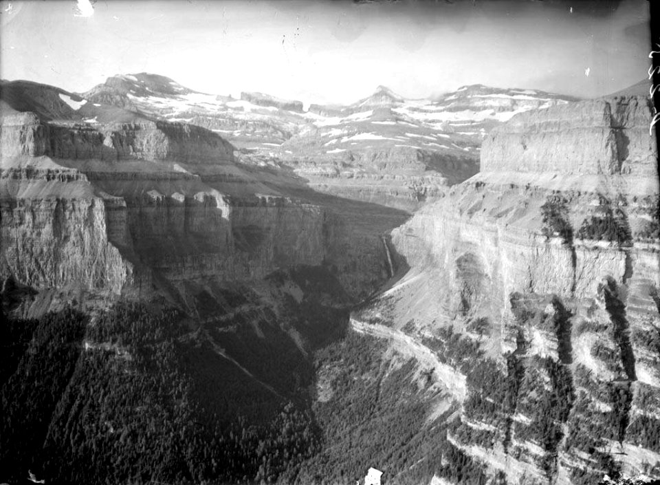 El circ de Cotatuero amb la cascada al fons des de la faixa Pelay