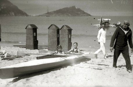 El infante Don Juan practicando con una piragua en el bahía de la Concha (1 de 3) - Fondo Car-Kutxa Fototeka