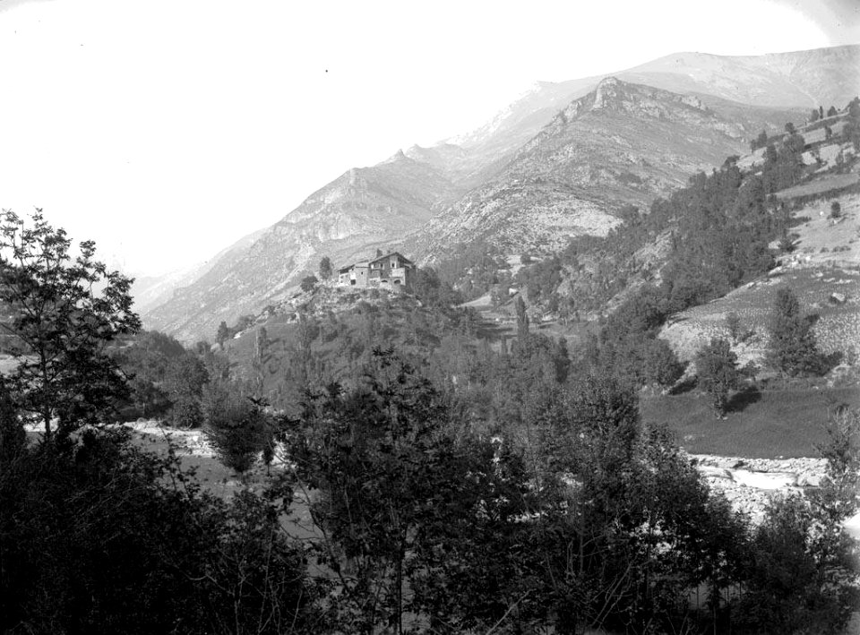 El Mas Molinós de Monrós i Llessui amb el Monrós al fons