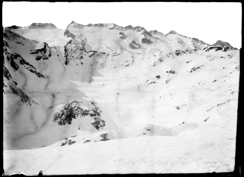 El massís de la Maladeta nevat des del port de la Picada