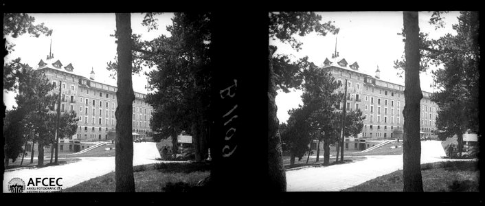 El Grand Hotel de Font Romeu entre els arbres photo