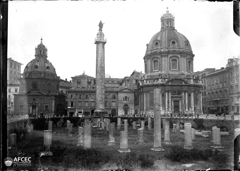 El fòrum trajà, amb la columna Trajana, la basílica de Santa Maria de Loreto al fons, i en primer terme les restes de la basílica Ulpia (AFCEC MORELLO A 6029)