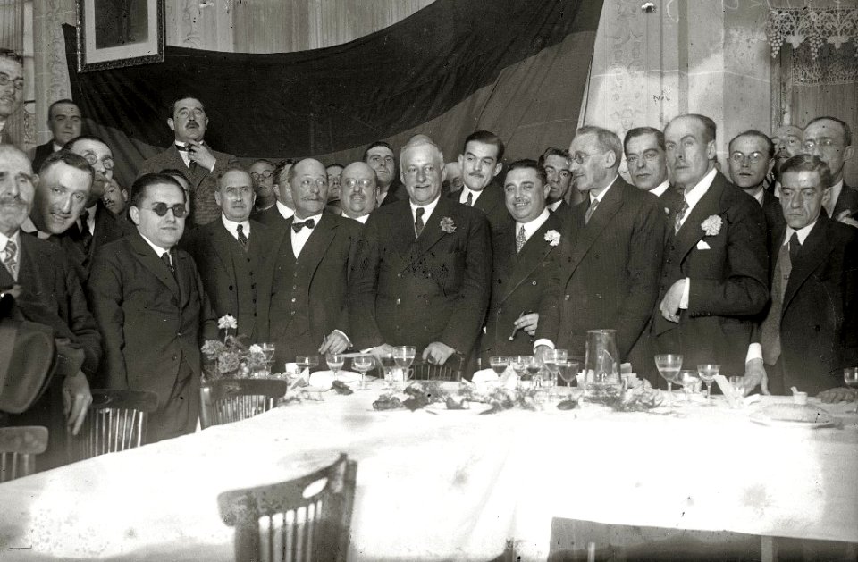 El general Miguel Primo de Rivera acompañado de un grupo de hombres en un restaurante (1 de 1) - Fondo Car-Kutxa Fototeka