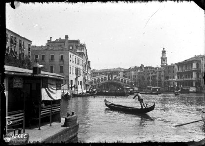 El Gran Canal amb un moll i una góndola en primer terme i el pont de Rialto al fons
