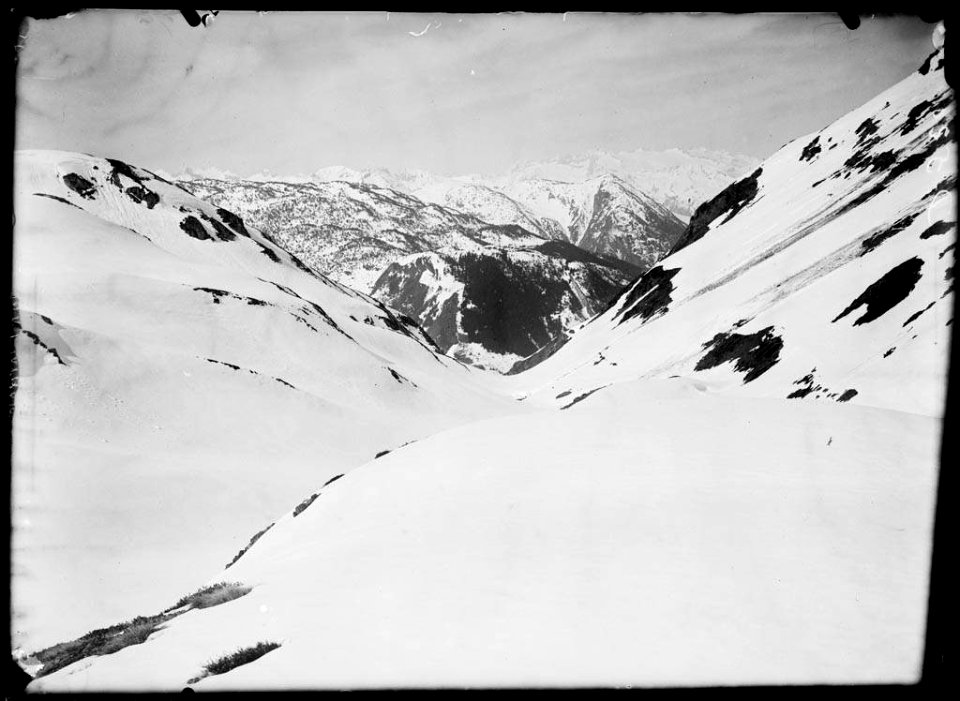 El massís de la Maladeta des del clot de Lunfern nevat
